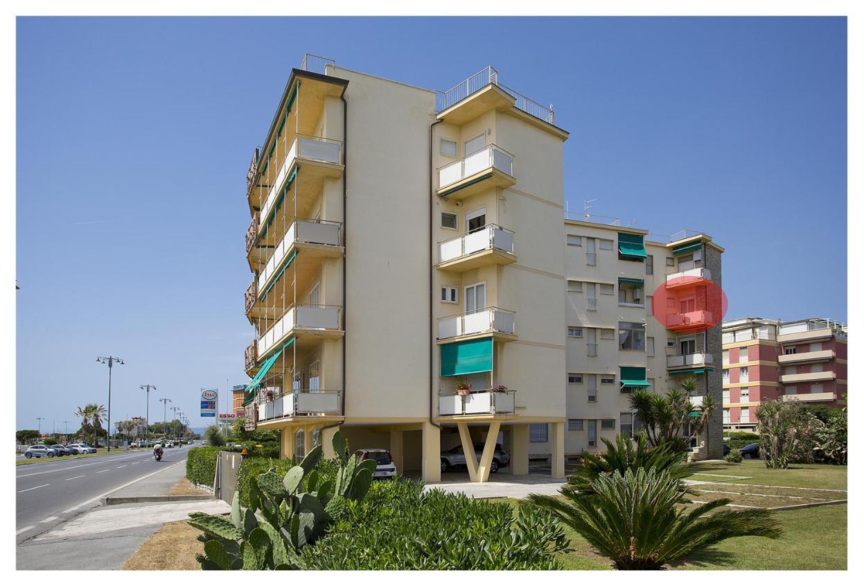 Апартаменты Casa Gorgone, Seafront Flat! Виареджо Экстерьер фото