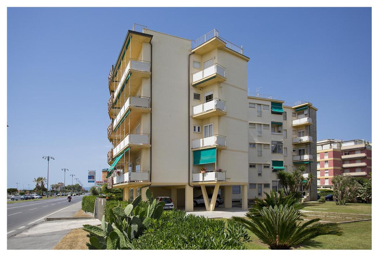 Апартаменты Casa Gorgone, Seafront Flat! Виареджо Экстерьер фото